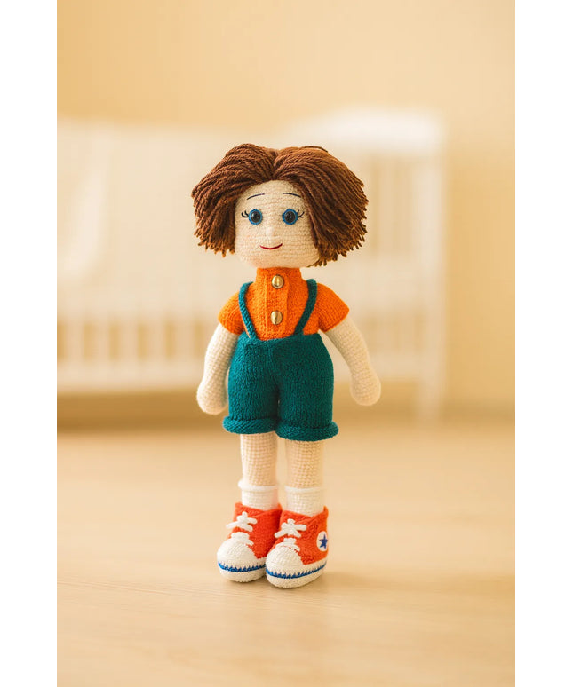 El Yapımı Amigurumi Erkek Çocuk Oyuncak Bebek Tulumlu Converse Ayakkabılı