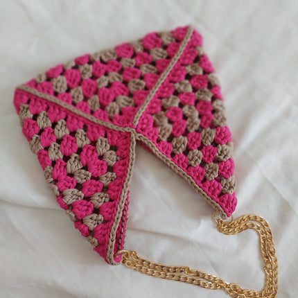 Pembe ve Bej Örgü Çapraz Çanta Altın Zincir Askılı El Emeği