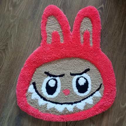 El Yapımı Labubu Figürlü Küçük Halı 50x42 cm