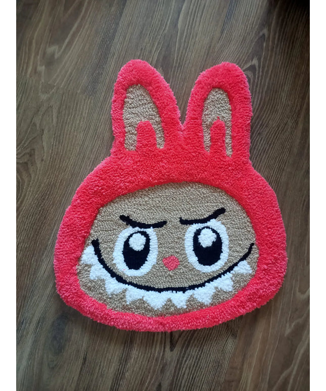 El Yapımı Labubu Figürlü Küçük Halı 50x42 cm