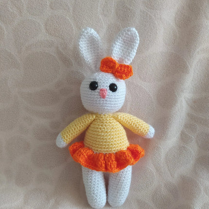 El Yapımı Sarı Turuncu Fiyonklu Tavşan Bebek Amigurumi Örgü Oyuncak