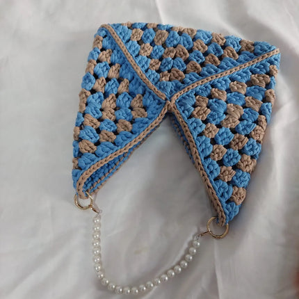 Mavi ve Bej Renkli Kare Motifli Örgü Çanta Boncuklu Askılı El Emeği
