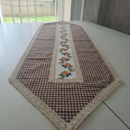 Kahverengi Kareli Dantel Detaylı El İşlemesi Çiçek Desenli Runner 130x40 cm