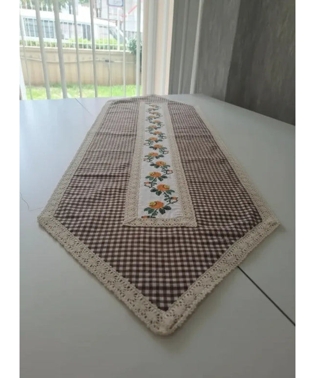 Kahverengi Kareli Dantel Detaylı El İşlemesi Çiçek Desenli Runner 130x40 cm