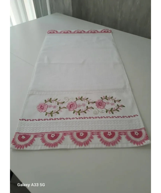 El İşi Pembe Çiçek Motifli İğne Oyası Beyaz Havlu Kenar Dantelli