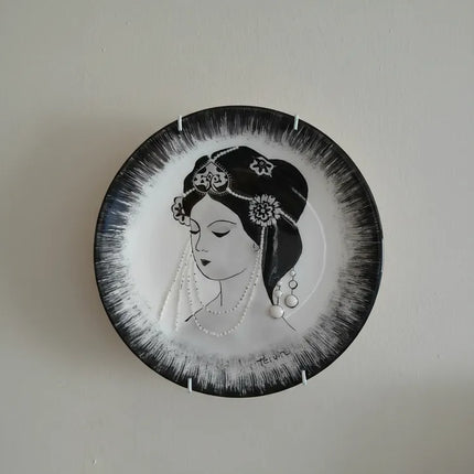 El Yapımı Çini Duvar Tabağı Siyah Beyaz Kadın Figürlü Sanatsal Dekoratif Tabak