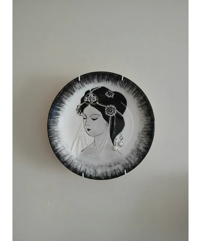 El Yapımı Çini Duvar Tabağı Siyah Beyaz Kadın Figürlü Sanatsal Dekoratif Tabak