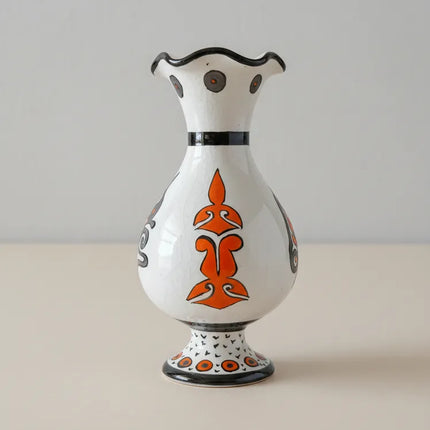 Beyaz Seramik Çini Vazo Turuncu ve Siyah Desenli Dekoratif Vazo (16 cm)