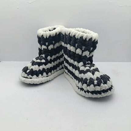 Siyah Beyaz Örgü Çocuk Patik Yumuşak ve Sıcak Ev Ayakkabısı 2122 Numara El Emeği