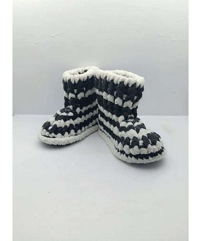 Siyah Beyaz Örgü Çocuk Patik Yumuşak ve Sıcak Ev Ayakkabısı 2122 Numara El Emeği