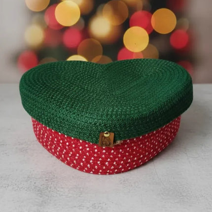 Kalp Şeklinde Yeşil ve Kırmızı Jüt İpinden Örme Dekoratif Sepet Noel Temalı