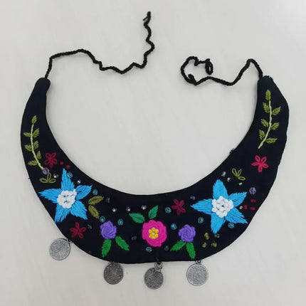 Siyah El Nakışlı Kolye Ucu ve Gümüş Renkli Metal Detaylı Kolye