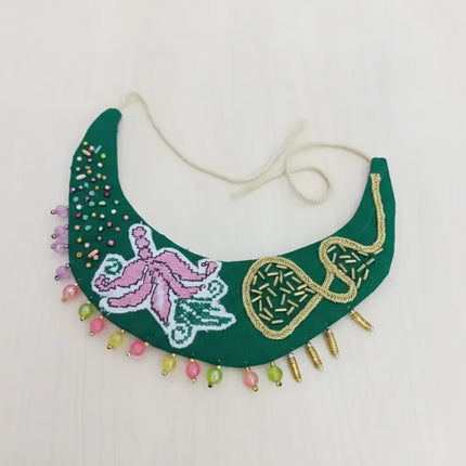 Yeşil Ay Şeklinde Nakışlı Kolye Ucu El Emeği Tasarım