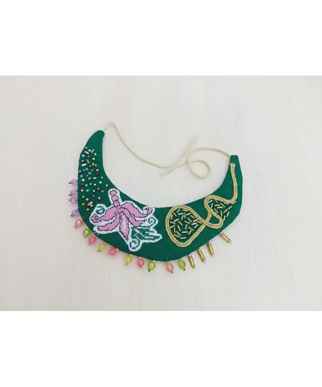 Yeşil Ay Şeklinde Nakışlı Kolye Ucu El Emeği Tasarım