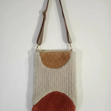 Geometrik Desenli Peluş Omuz Çantası Kahverengi Deri Askılı