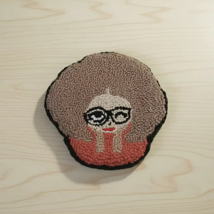 Gözlüklü Kadın Portre Desenli Bardak Altlığı El Yapımı Punch Nakışı