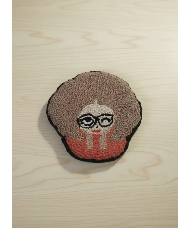 Gözlüklü Kadın Portre Desenli Bardak Altlığı El Yapımı Punch Nakışı