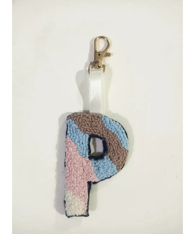 Punch Nakışı P Harfi Anahtarlık Renkli Yün İplik El Yapımı