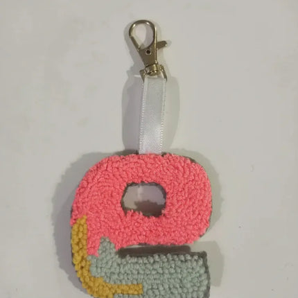 Punch Nakışı Pembe "e" Harfi Anahtarlık El Yapımı Özel Tasarım