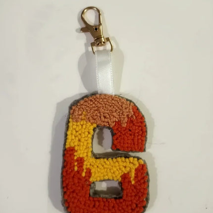 Turuncu Sarı ve Kahverengi Tonlarında 6 Rakamı Şeklinde Anahtarlık