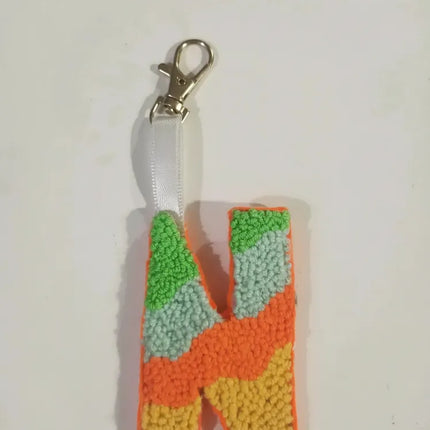 N Harfi Punch Nakışı Anahtarlık Renkli Yün İplik El Yapımı