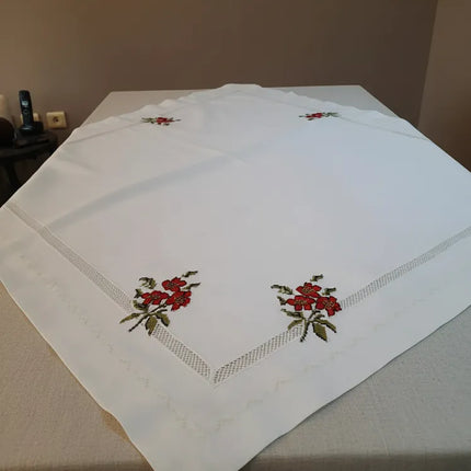 Beyaz Pamuklu Kumaş Üzerine Kırmızı Çiçek Desenli Kanaviçe Takımı