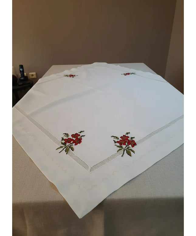 Beyaz Pamuklu Kumaş Üzerine Kırmızı Çiçek Desenli Kanaviçe Takımı