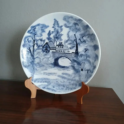 Mavi Beyaz Zarafetle Şekillenen Çini Çalışması