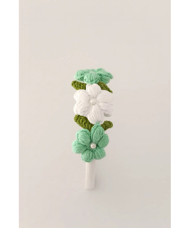 El Yapımı Çiçek Desenli Örgü Taç