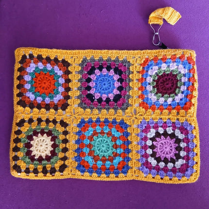 El Yapımı Renkli Motifli Örgü Çanta