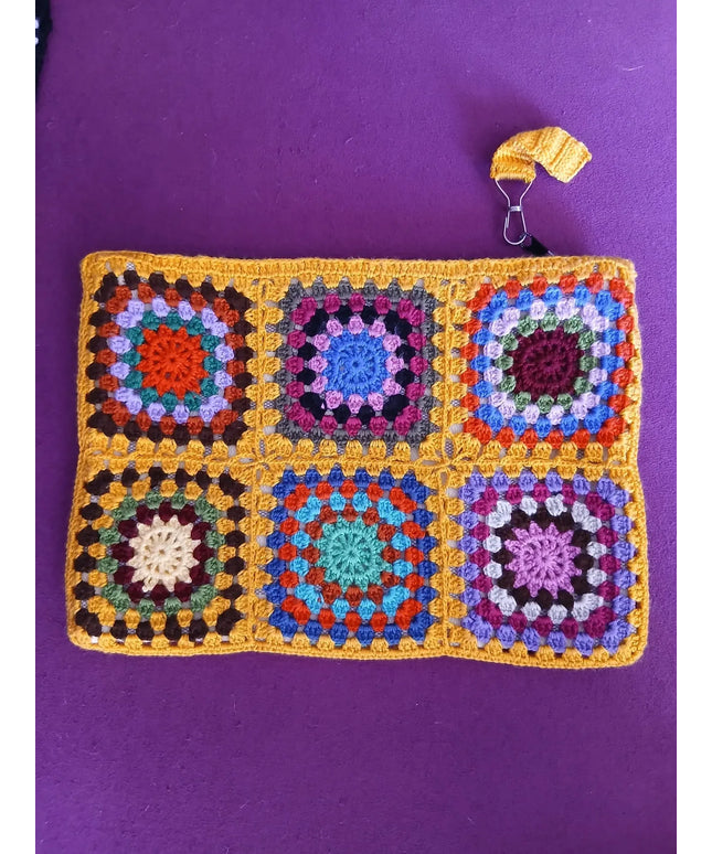 El Yapımı Renkli Motifli Örgü Çanta