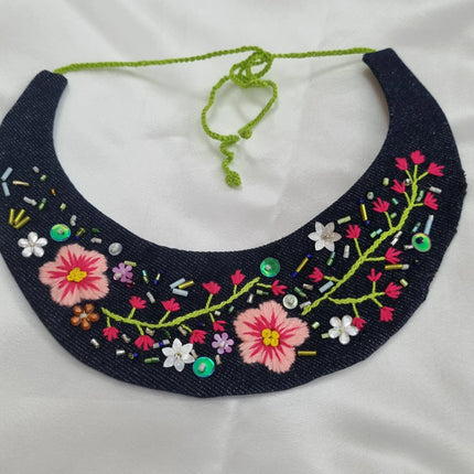 Çiçek Desenli El İşlemeli Kumaş Kolye