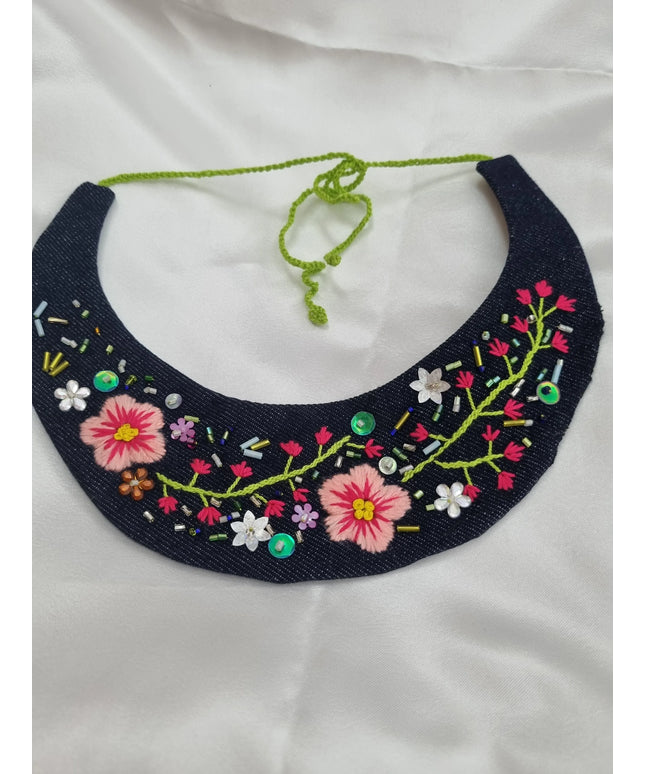 Çiçek Desenli El İşlemeli Kumaş Kolye