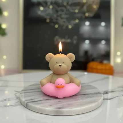 Kahverengi ayı şeklindeki pembe altlıklı mum