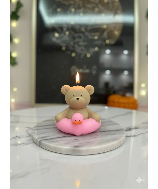 Kahverengi ayı şeklindeki pembe altlıklı mum