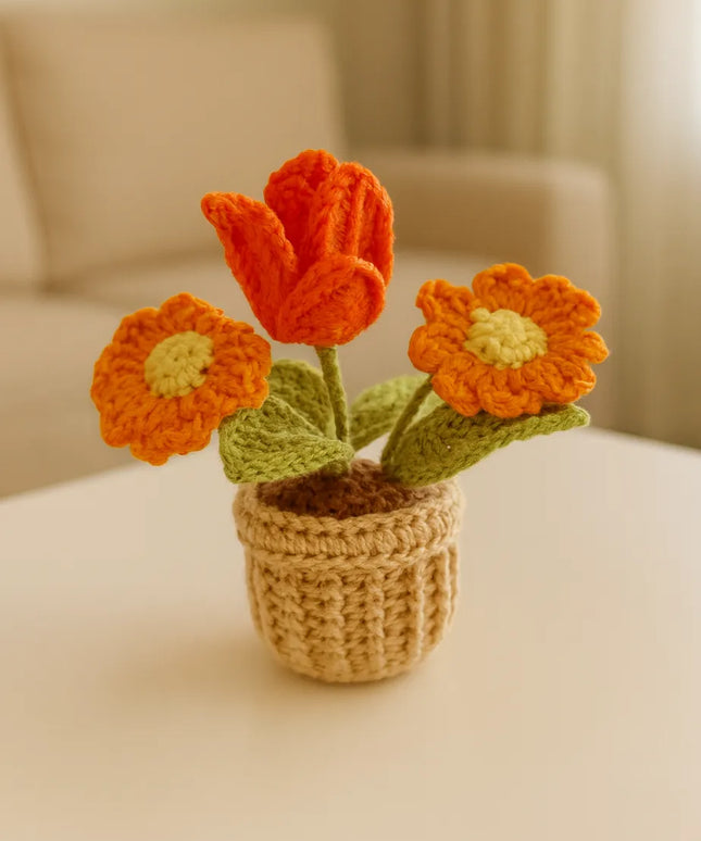 El Yapımı Amigurumi Saksıda Turuncu Çiçek Buketi